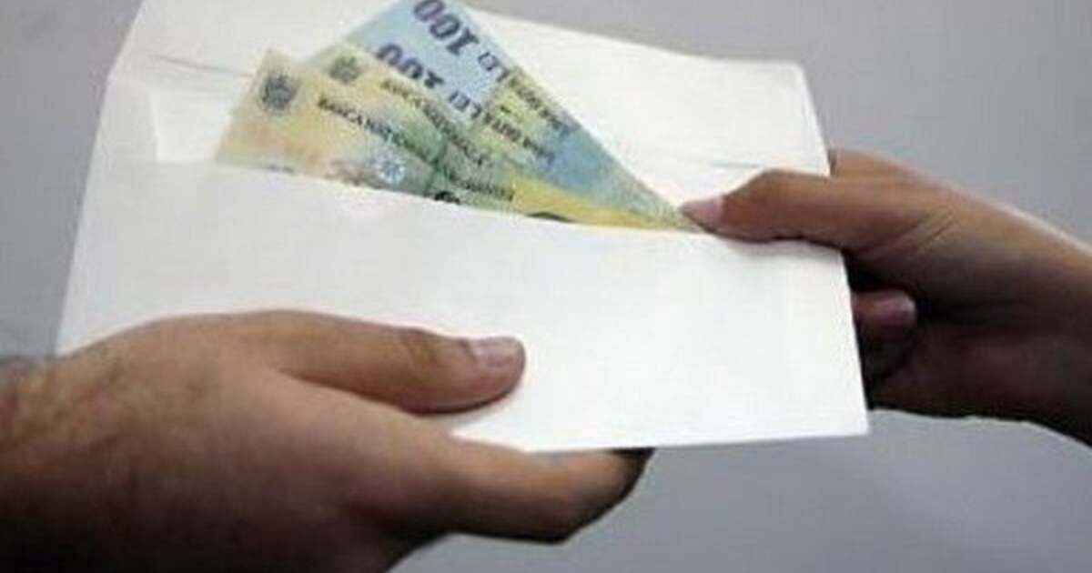 Profesor din Arad acuzat că a luat mită pentru promovarea clasei, la un liceu de seral