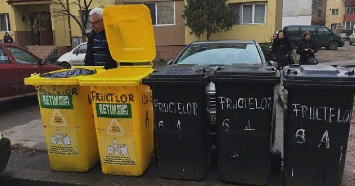 Muncitorii din Timiș reiau curățenia stradală, spălând pubelele. Muncitorii din Timiș reiau curățenia stradală, spălând pubelele.