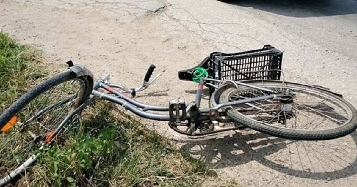 Bătrân accidentat pe bicicletă de o mașină în trafic, la Lugoj Bătrân accidentat pe bicicletă de o mașină în trafic, la Lugoj