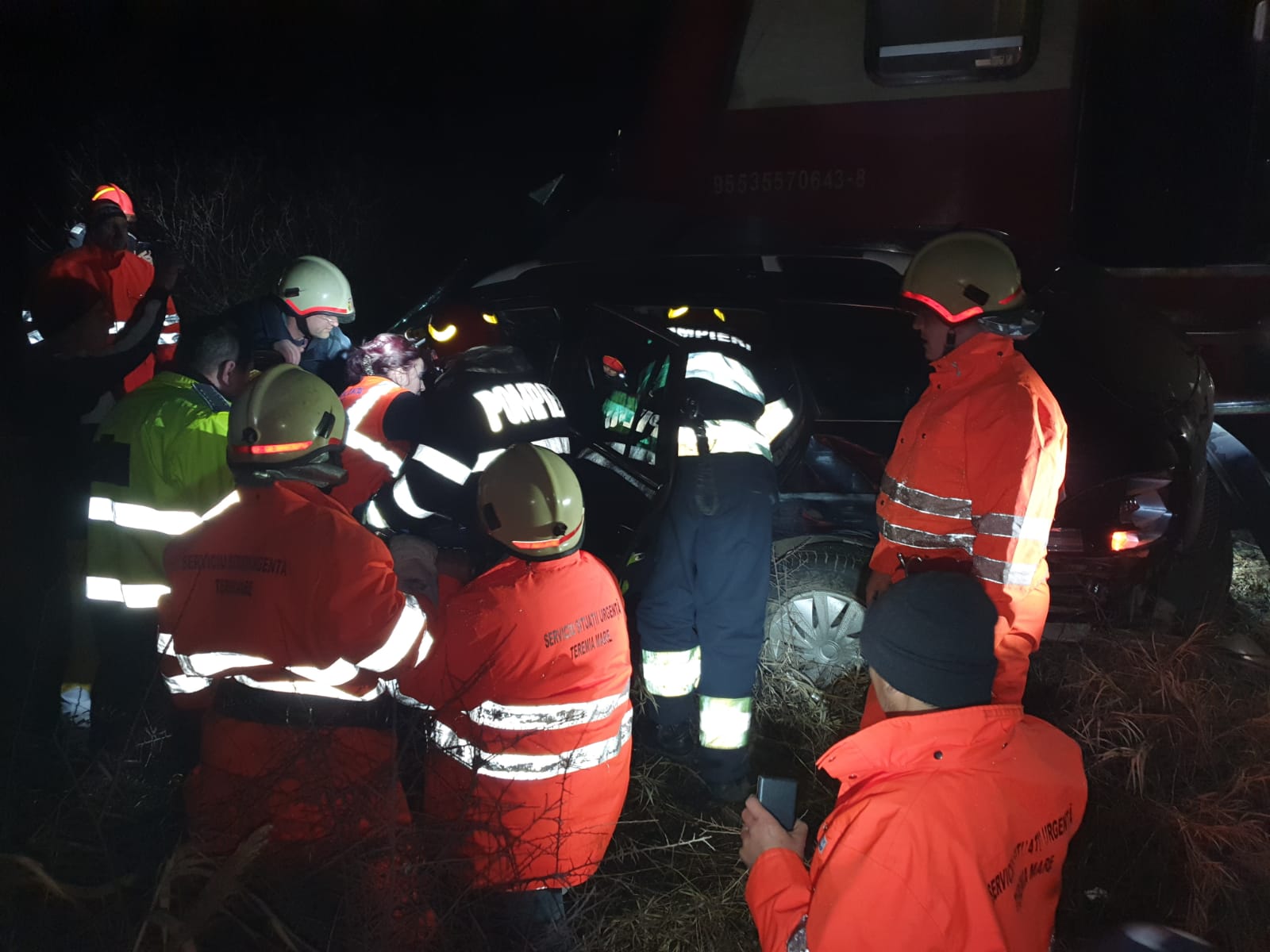 Un șofer la spital după ce mașina sa a fost lovită de tren, în județul Timiș