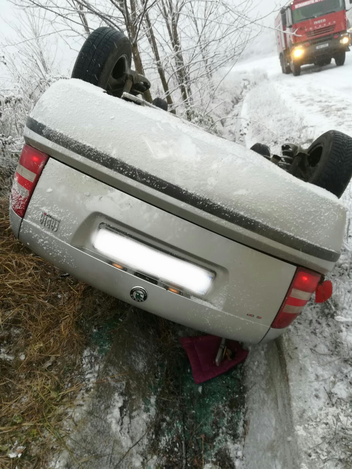 Șoferiță încarcerată după ce s-a răsturnat cu mașina pe drumul dintre Lugoj și Hezeriș