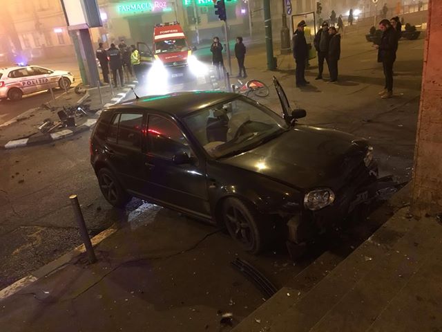 Un șofer beat a lovit un semafor, iar apoi s-a oprit în treptele de la intrarea în Gara de Nord din Timișoara