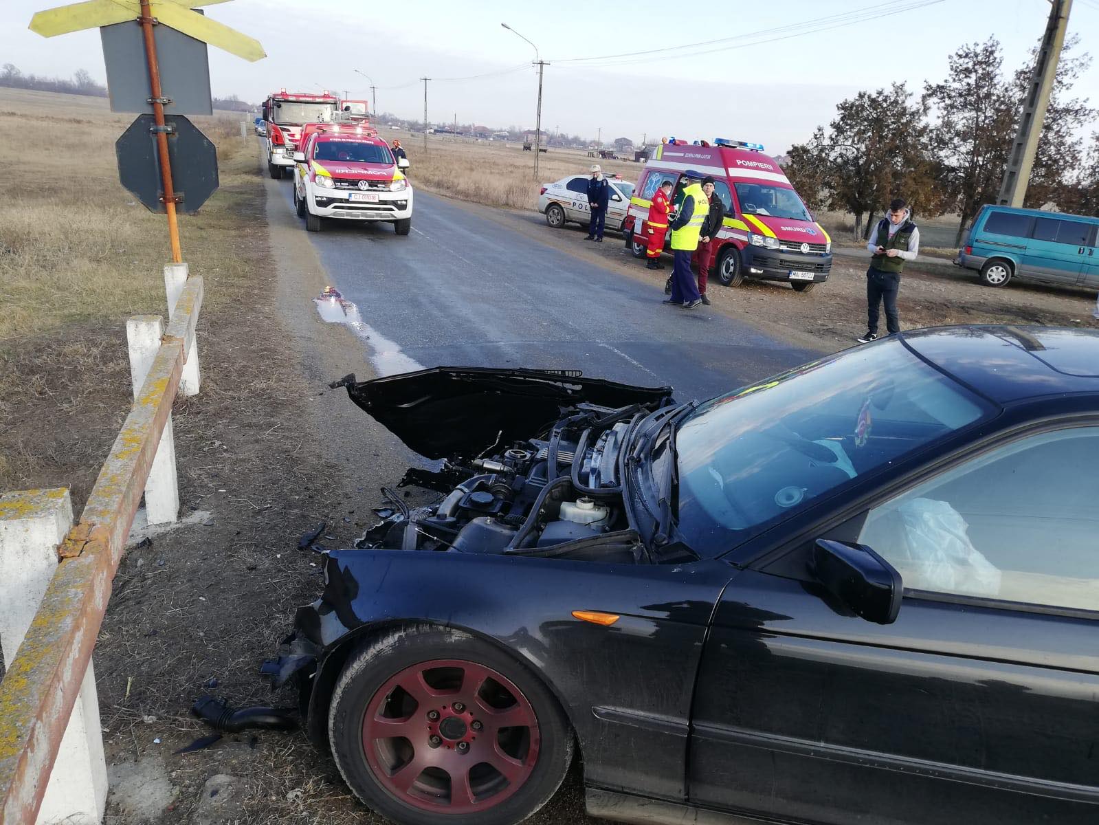 Un șofer a scăpat ca prin minune după ce mașina sa a fost lovită de tren, la Chevereșu Mare