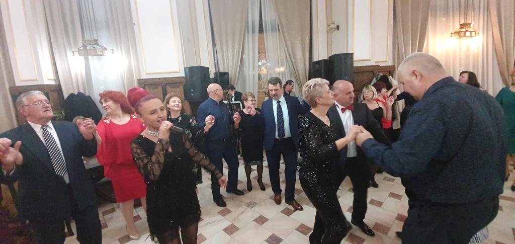 Distracție cu pahare sparte să alunge ghinionul la Revelionul sârbesc din Timișoara