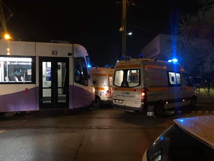 Tramvai Armonia deraiat, după ce a lovit o ambulanță aflată în misiune
