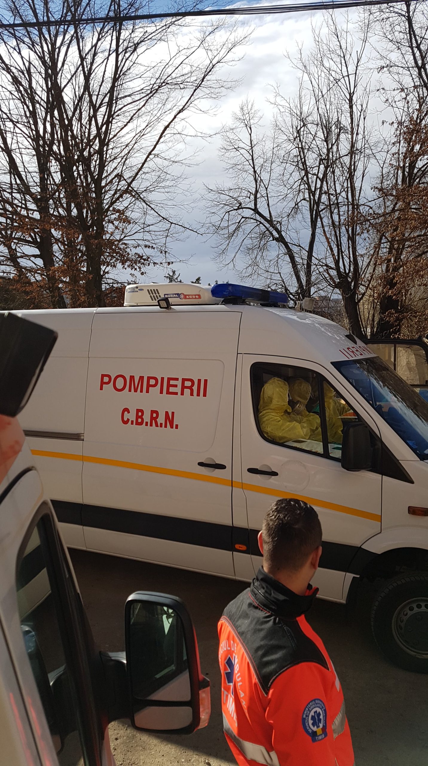 Persoană din Timișoara suspectă de coronavirus, preluată de echipajele CBRN