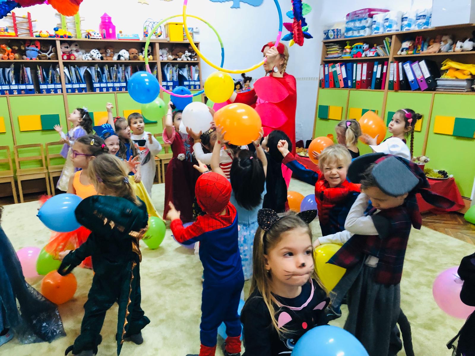 Fasching la Grădinița Lenau din Timișoara: 200 de copii au sărbătorit sosirea primăverii