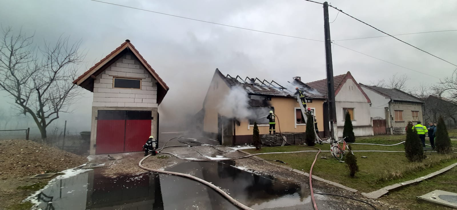 Casă distrusă în urma unui incendiu, în județul Timiș