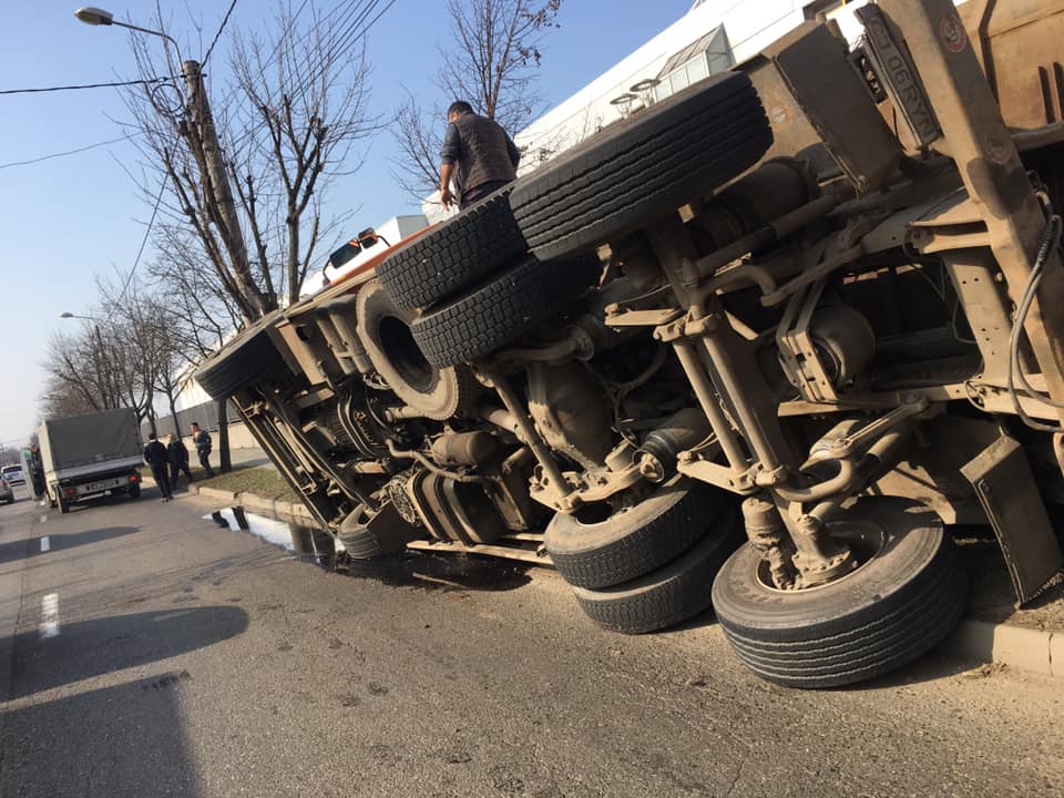 Camion răsturnat în intersecție, la Timișoara