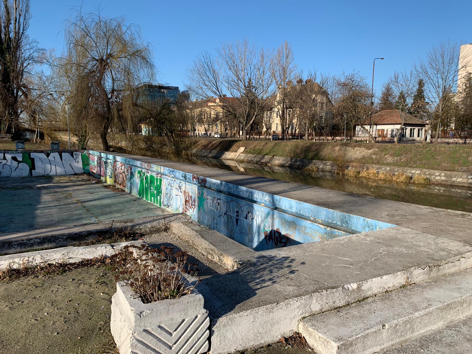 ruine baza sportiva podul jiul 23