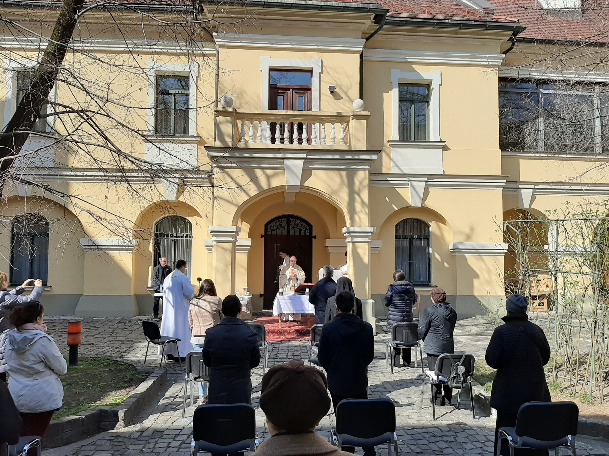 Liturghie pe timp de coronavirus la Timișoara, în aer liber și cu distanță între participanți