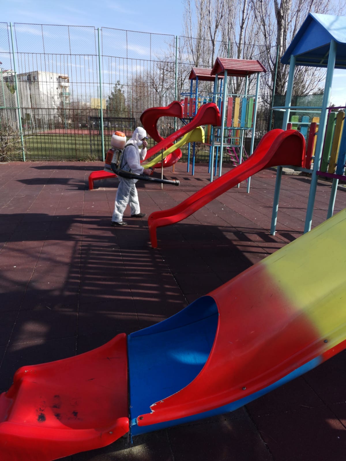 dezinfectare locuri de joaca si parcuri coronavirus 6