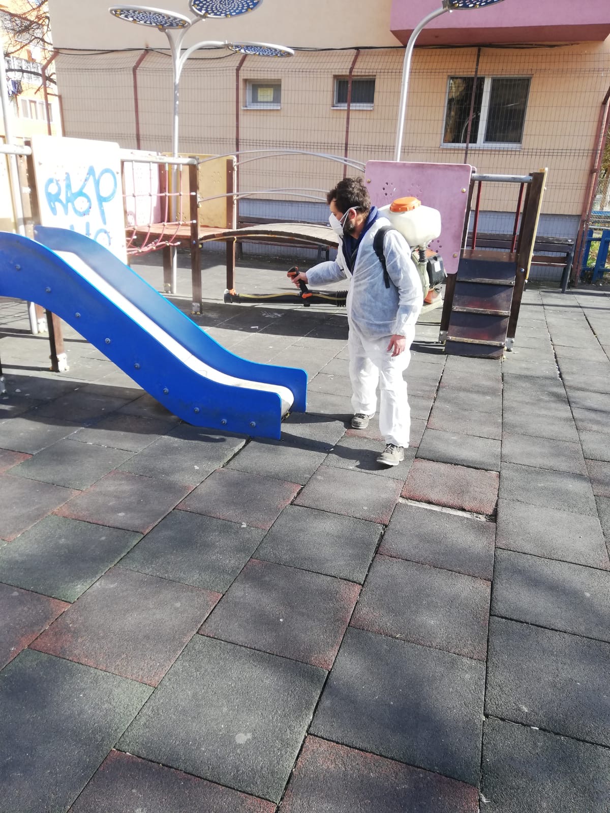 dezinfectare locuri de joaca si parcuri coronavirus 8