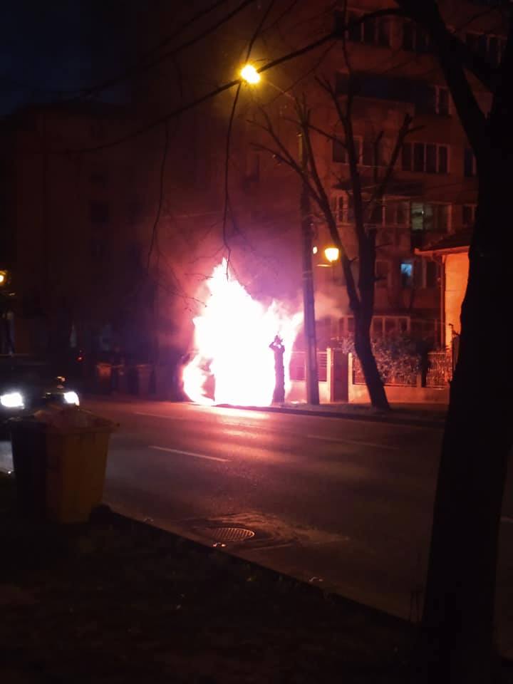 Mașină distrusă de flăcări, în zona Stadionului Dan Păltinișanu din Timișoara
