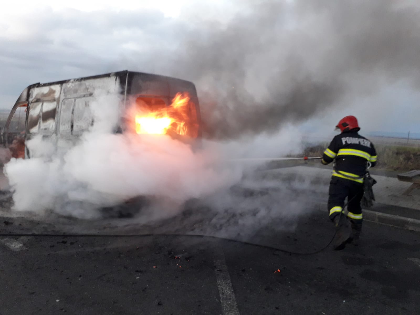 Microbuz în flăcări pe autostrada A1, între Timișoara și Lugoj