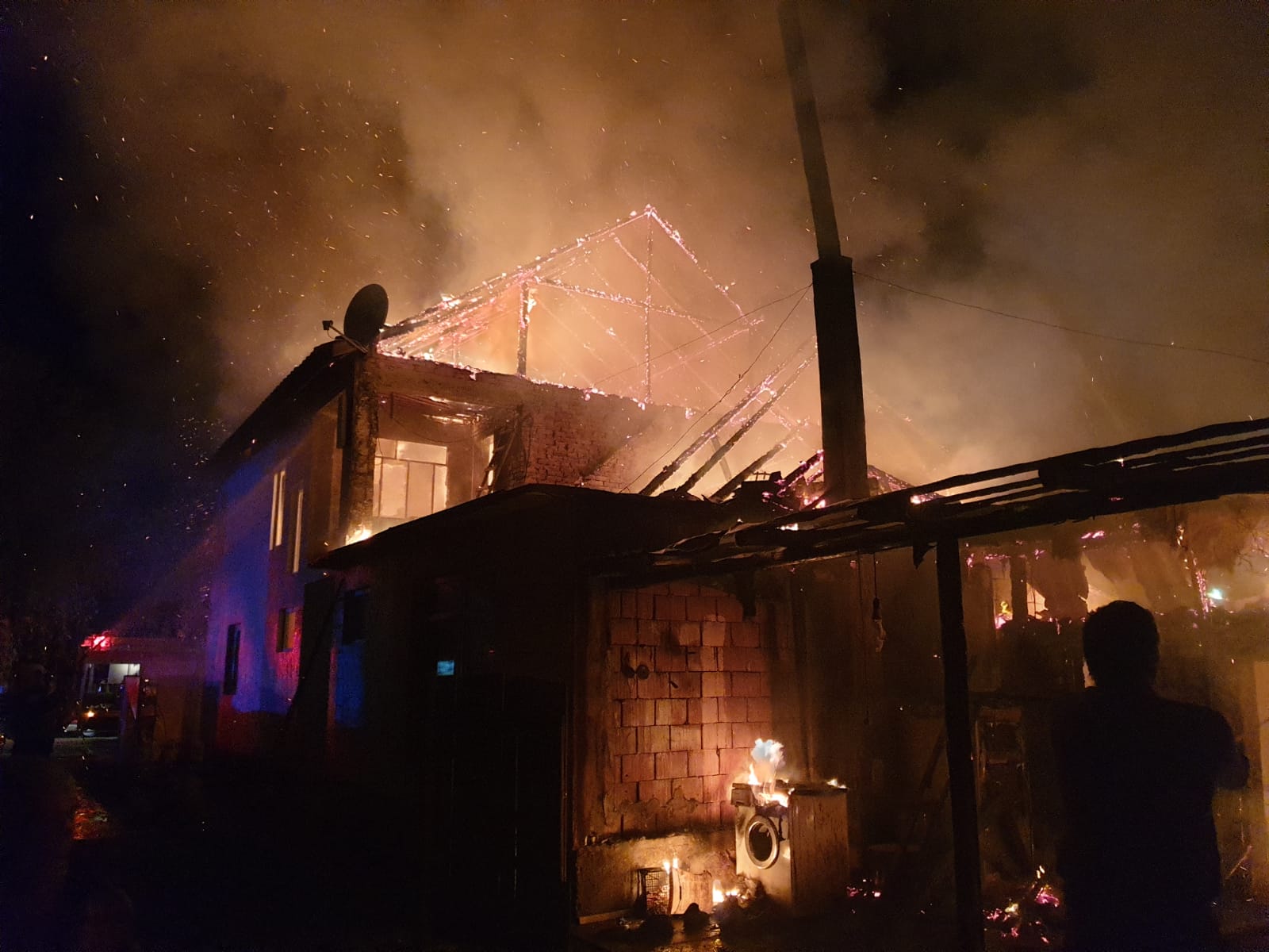 Casă distrusă de flăcări în localitatea timișeană Beregsau Mare