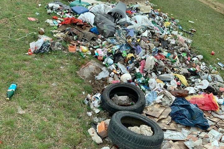 Gunoi aruncat pe spațiul verde, la Buziaș. Primarul propune creșterea amenzilor de cinci ori