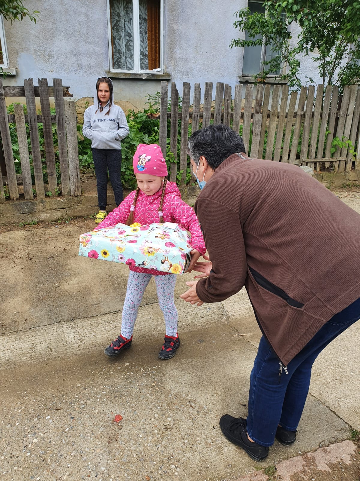 Zeci de copii din sate din Banat au primit, de ziua lor, jucării, dulciuri și cărți de la salvatorii de case