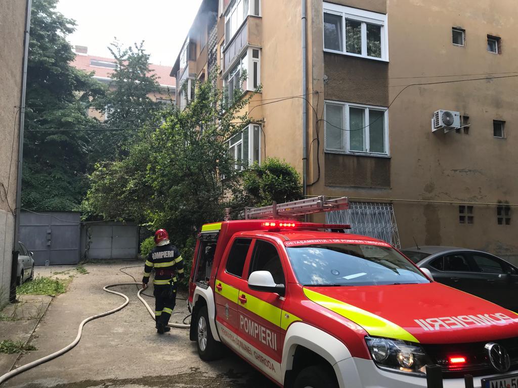 Incendiu între etajele superioare ale unui bloc din cartierul Fabric din Timișoara
