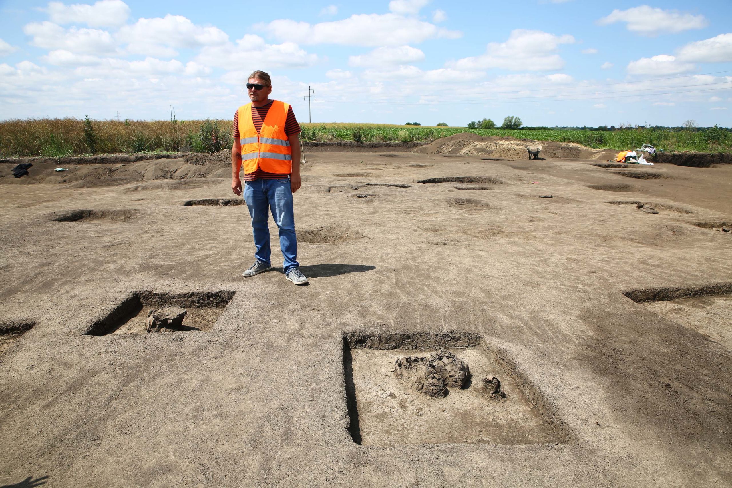 Descoperirile arheologilor de pe viitoarea centură de Sud a Timișoarei: fortificații, obiecte din os, morminte, vârfuri de săgeți