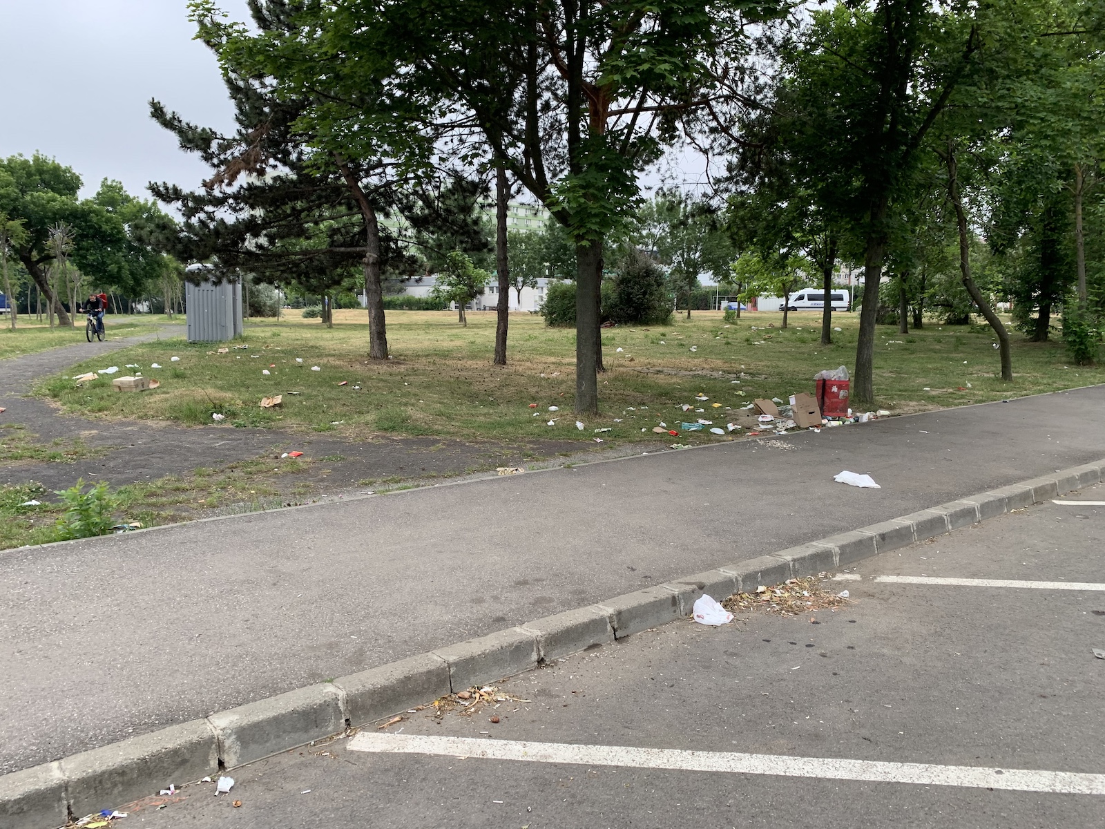 mizerie langa stadion piata volanta foto seba tataru 15