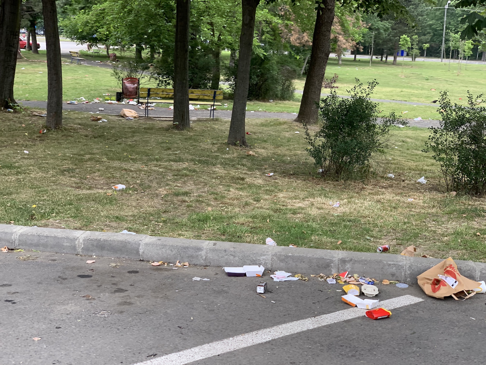 mizerie langa stadion piata volanta foto seba tataru 24