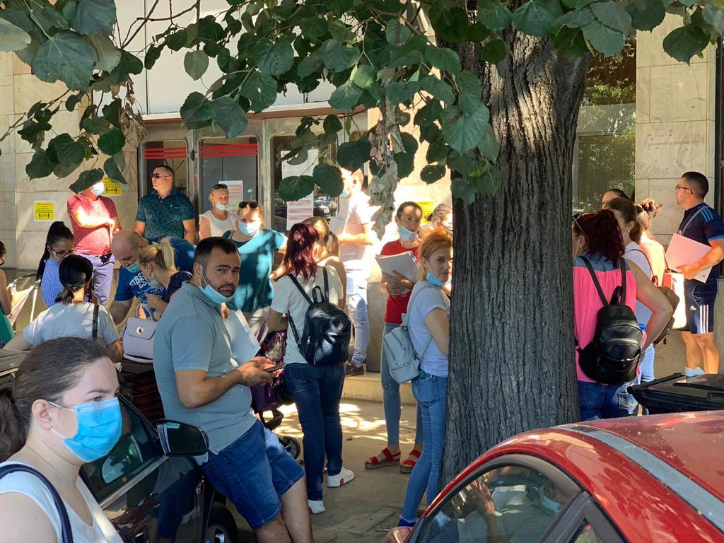 Coadă uriașă la înscrierea copiilor la creșe, la Timișoara. Bătălia pe 200 de locuri nu s-a putut da online