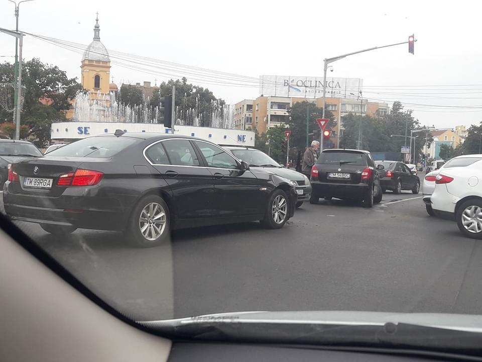 Accident cu trei mașini după ce un șofer a trecut pe roșu, la Punctele Cardinale din Timișoara