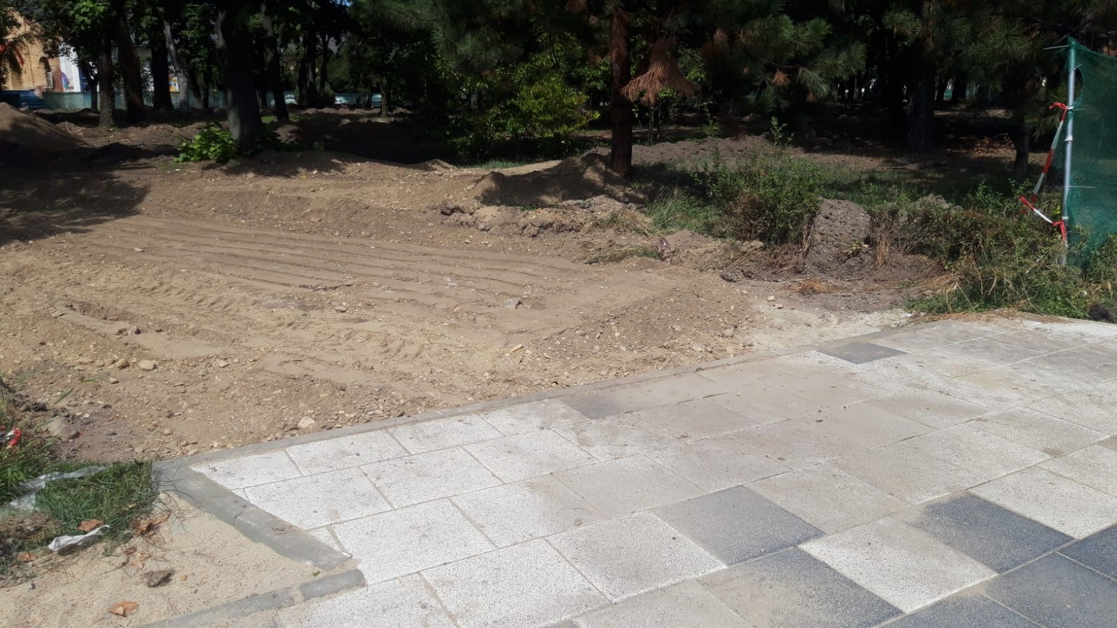 parcul civic trotuar distrus utilaje 1