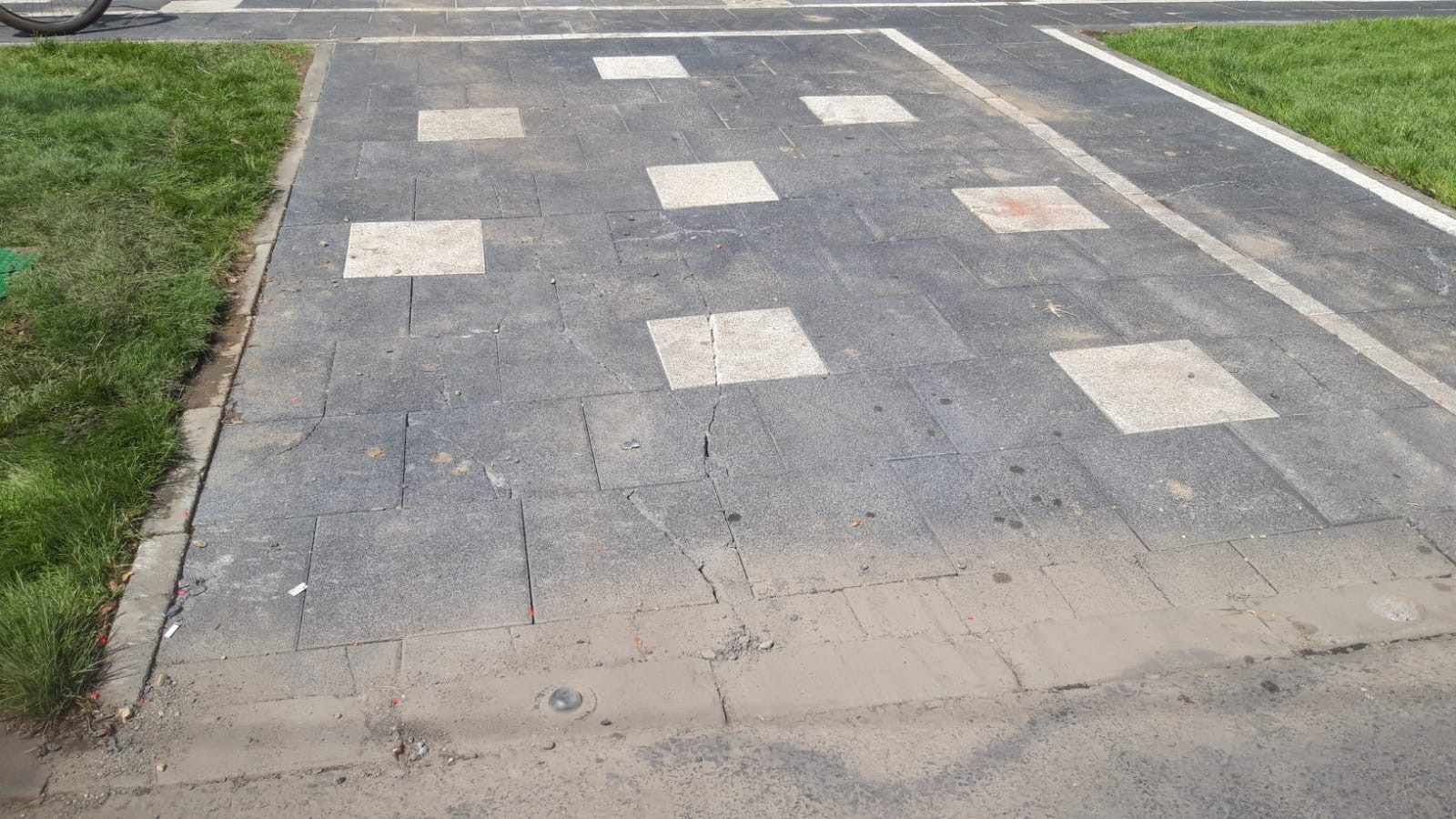 parcul civic trotuar distrus utilaje 3