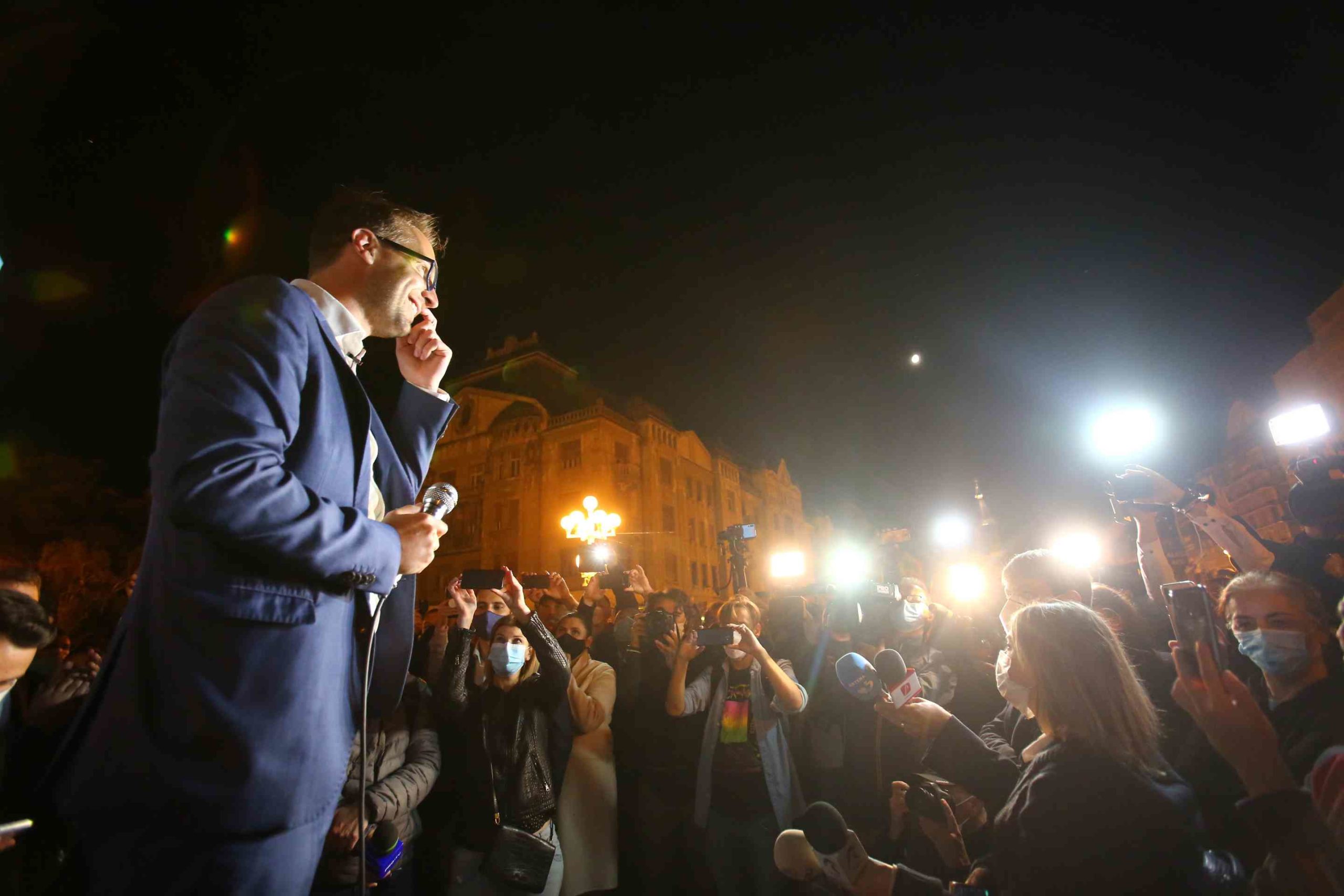 Dominic Samuel Fritz si membrii USR-PLUS sarbatoresc victoria (10)