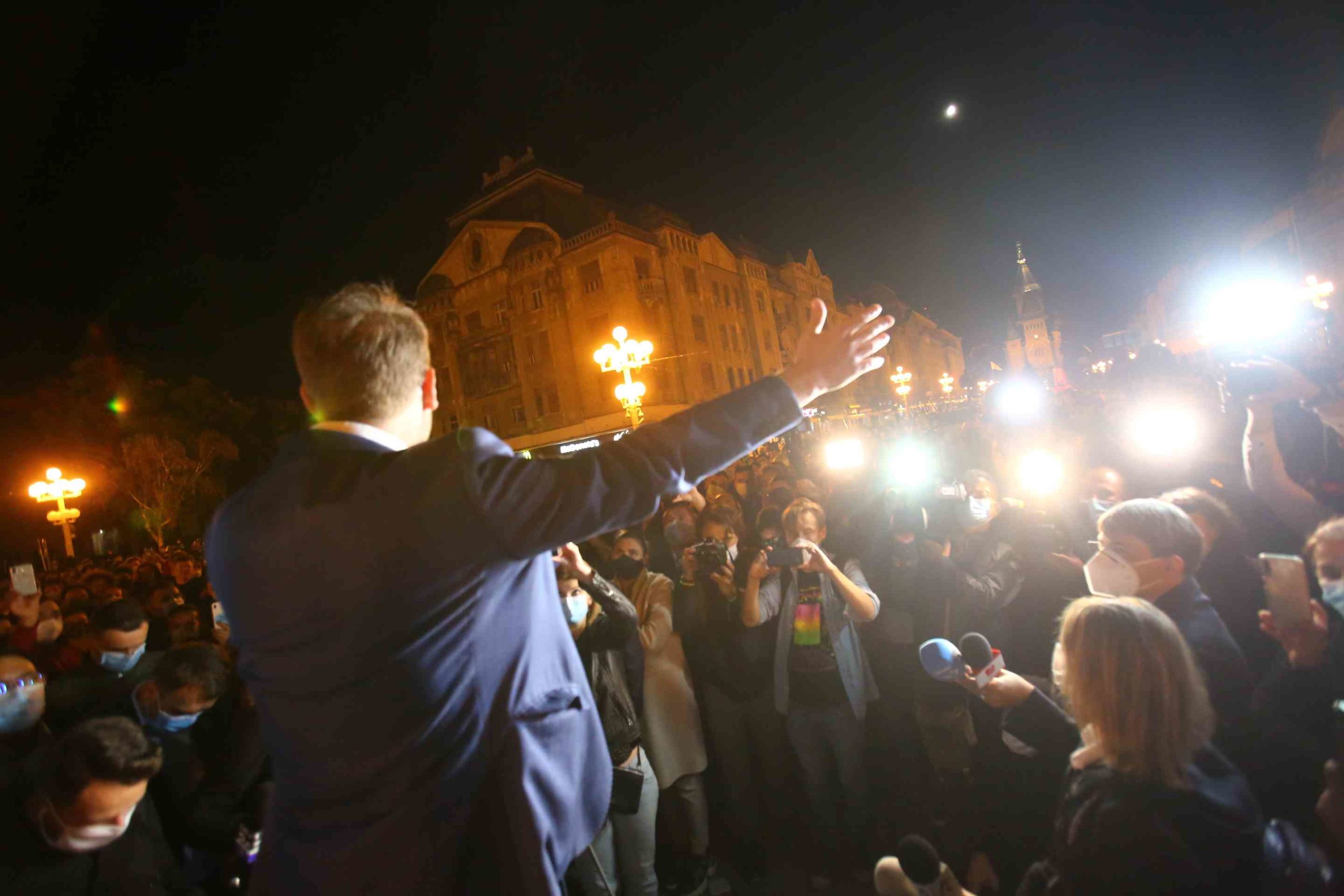 Dominic Samuel Fritz si membrii USR-PLUS sarbatoresc victoria (11)