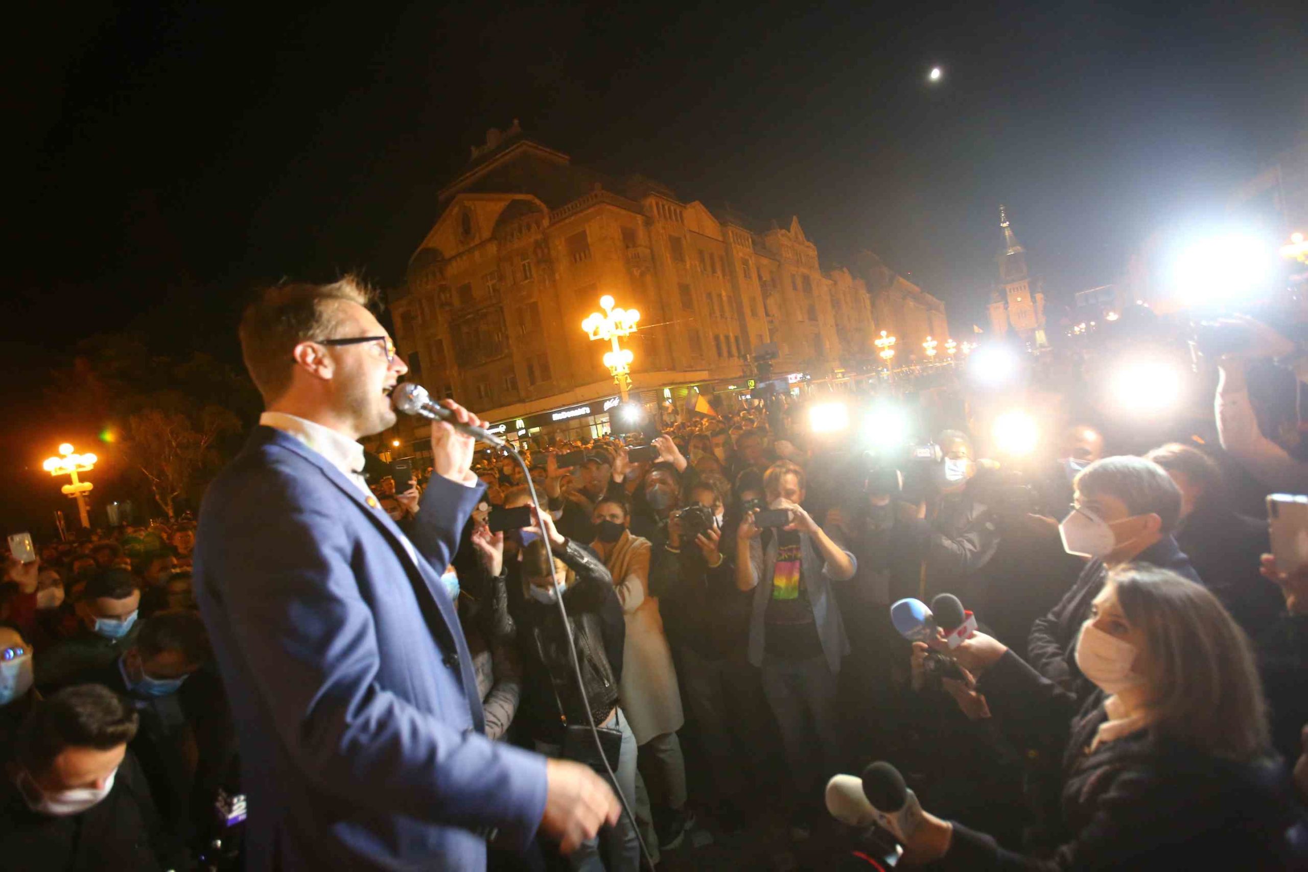 Dominic Samuel Fritz si membrii USR-PLUS sarbatoresc victoria (12)