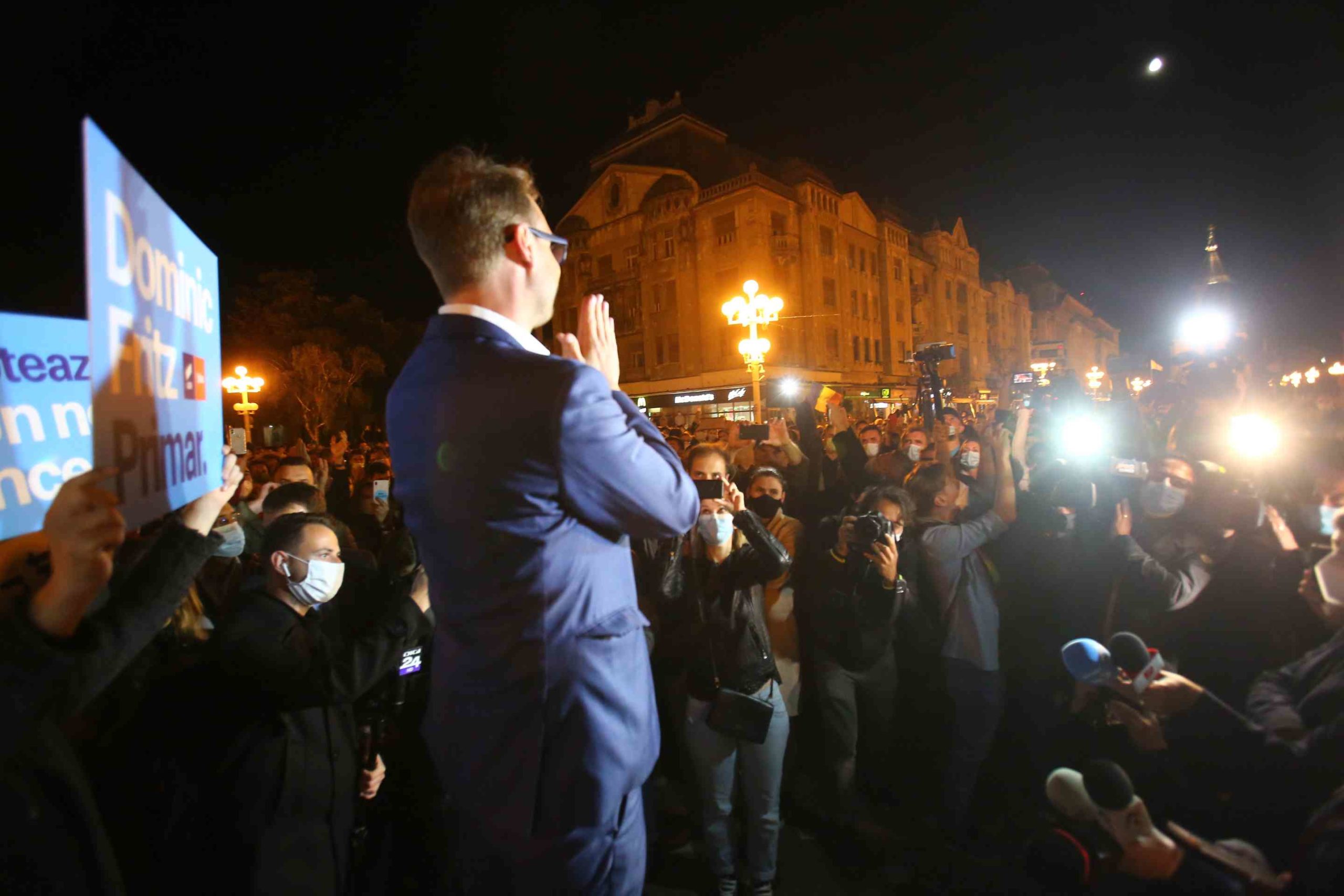 Dominic Samuel Fritz si membrii USR-PLUS sarbatoresc victoria (15)