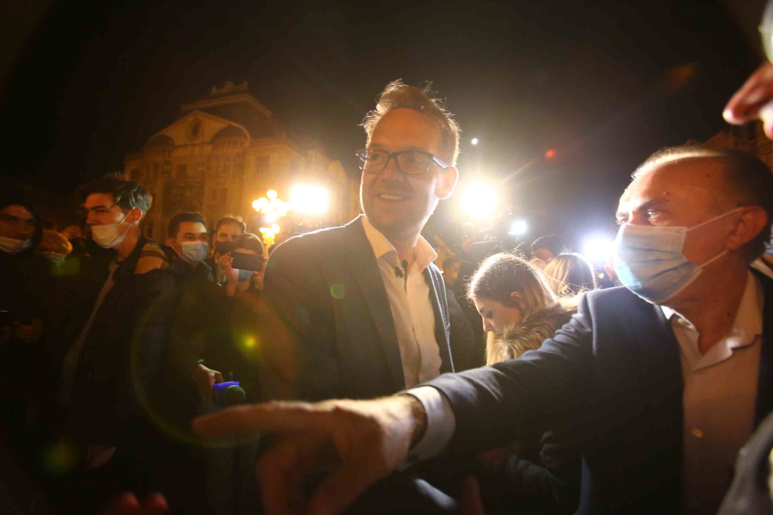 Dominic Samuel Fritz si membrii USR-PLUS sarbatoresc victoria (16)