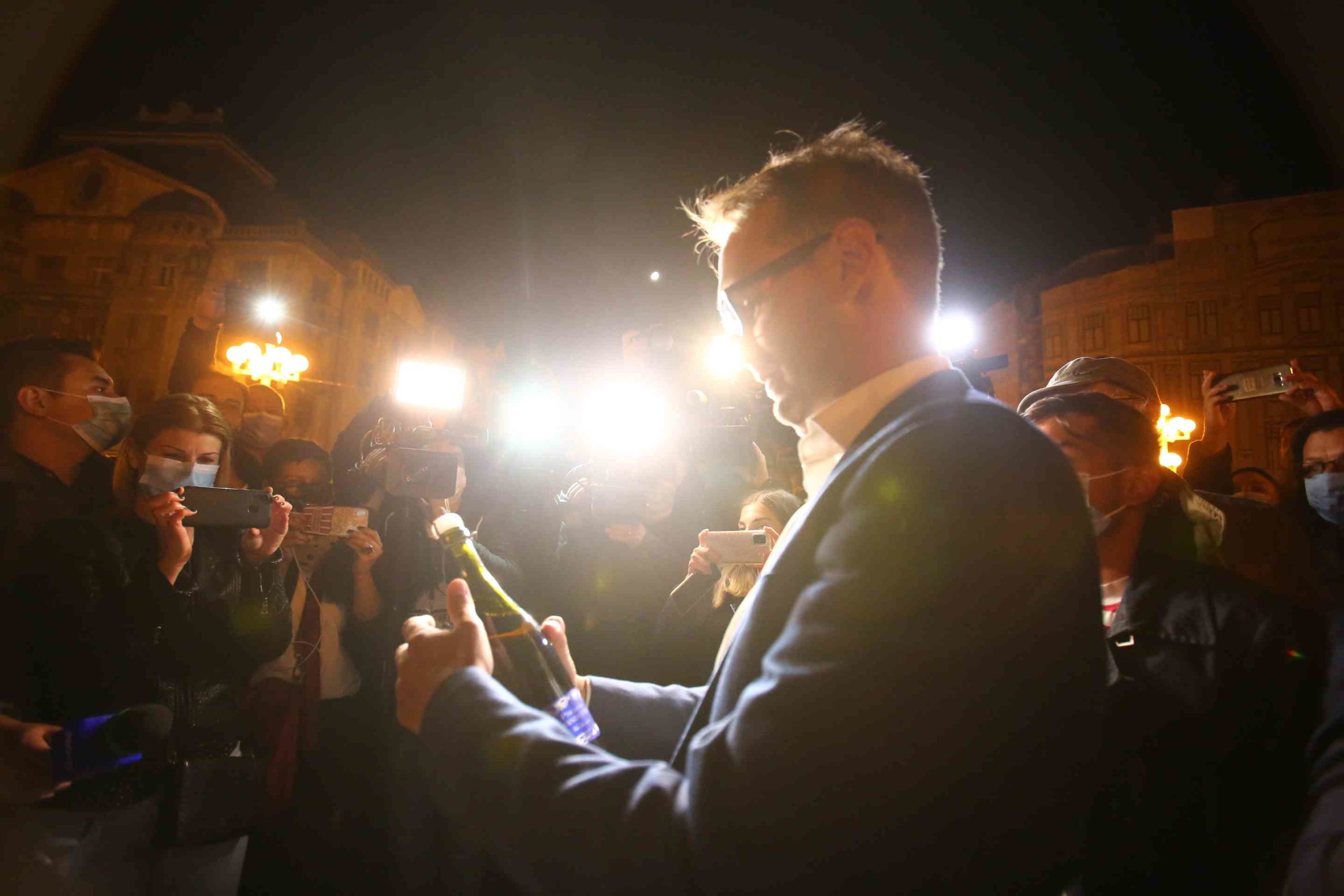 Dominic Samuel Fritz si membrii USR-PLUS sarbatoresc victoria (17)