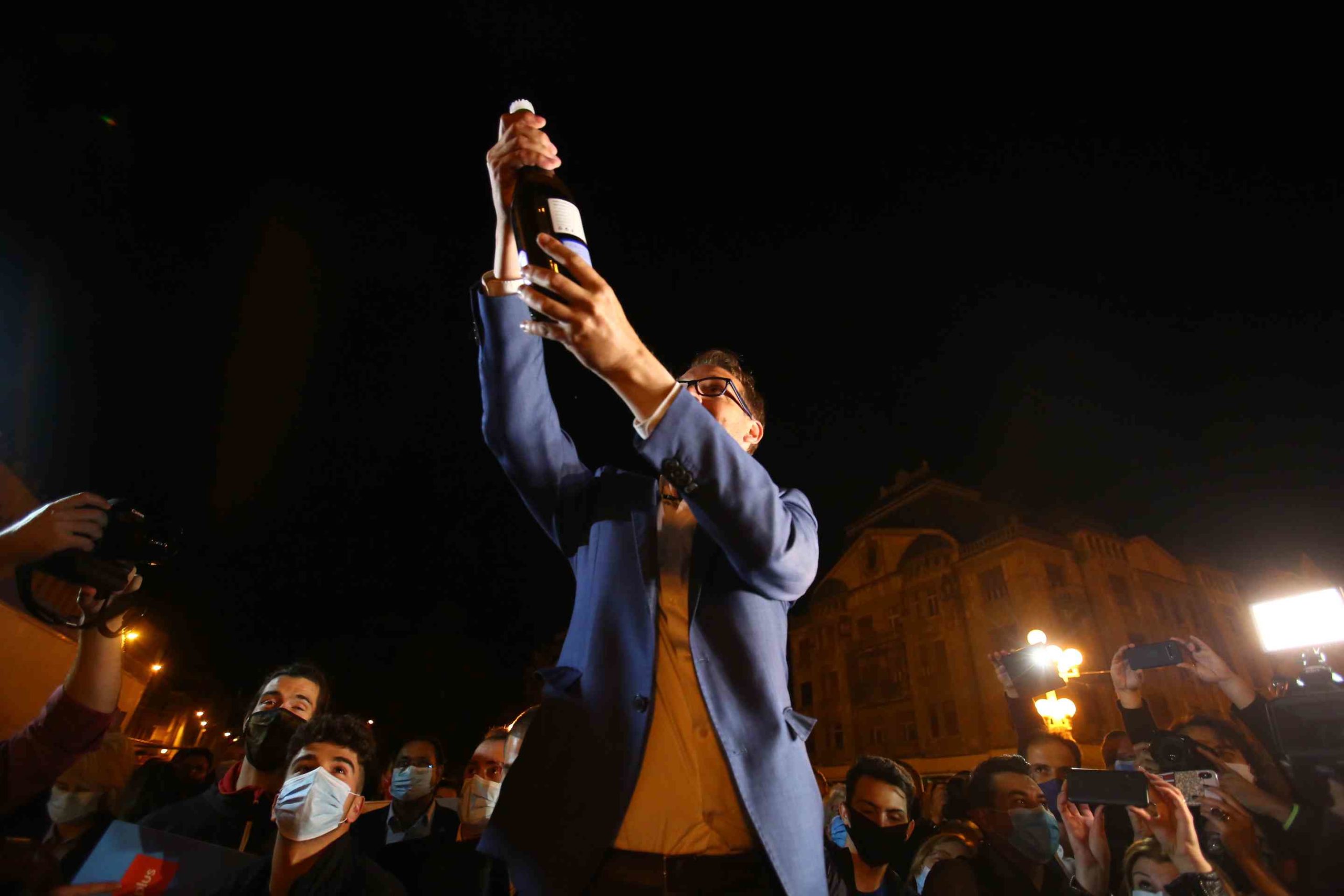 Dominic Samuel Fritz si membrii USR-PLUS sarbatoresc victoria (18)