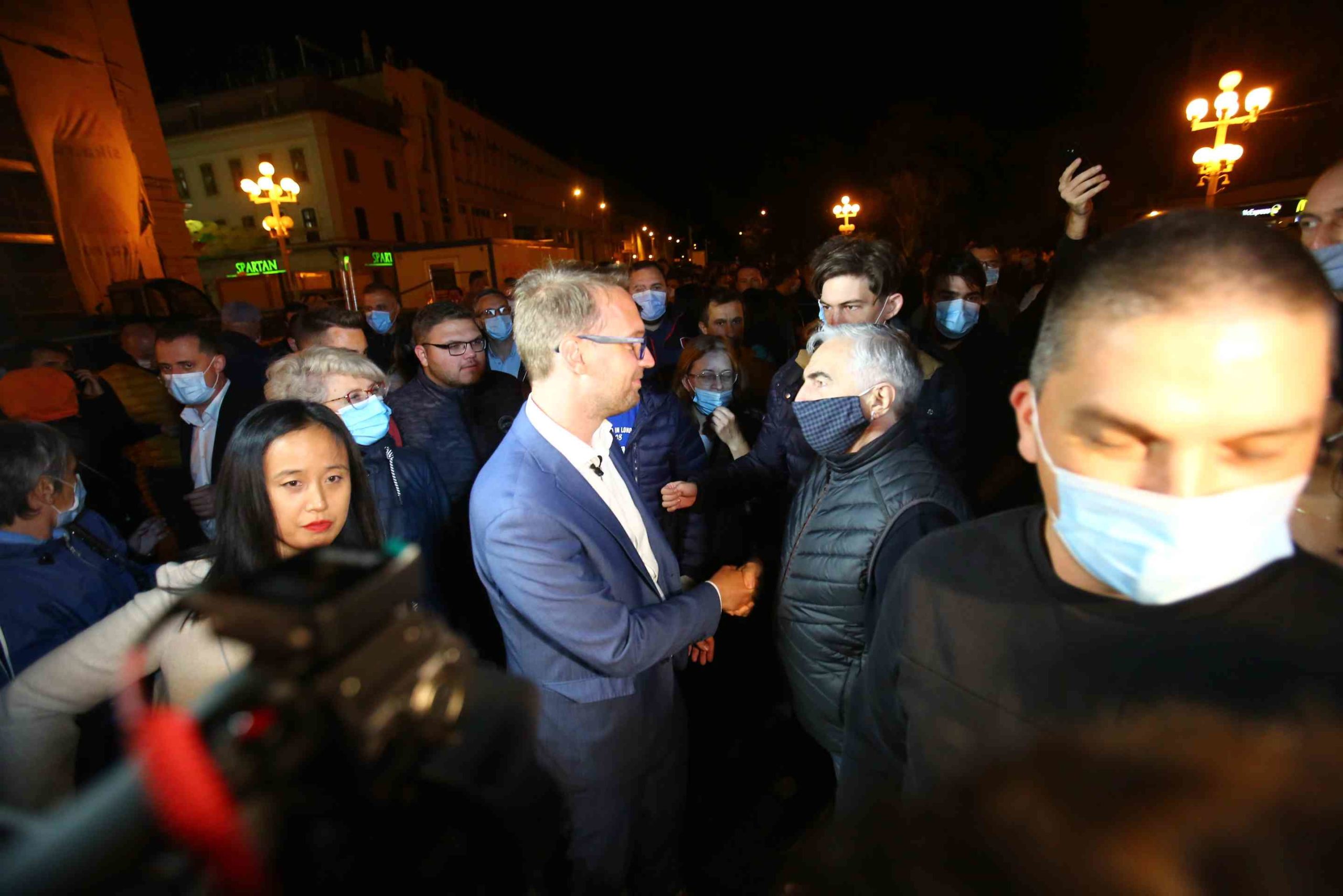 Dominic Samuel Fritz si membrii USR-PLUS sarbatoresc victoria (2)