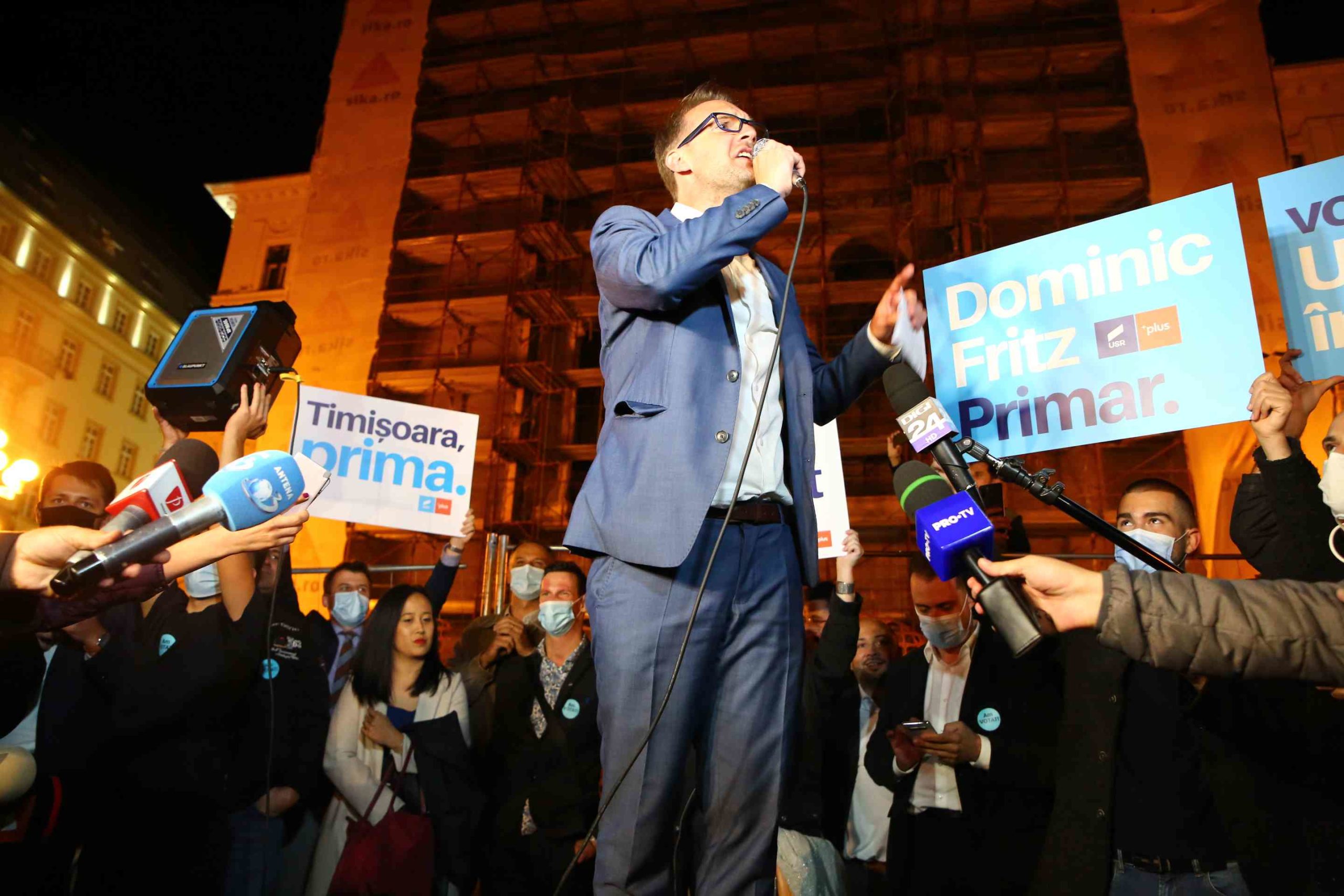 Dominic Samuel Fritz si membrii USR-PLUS sarbatoresc victoria (3)