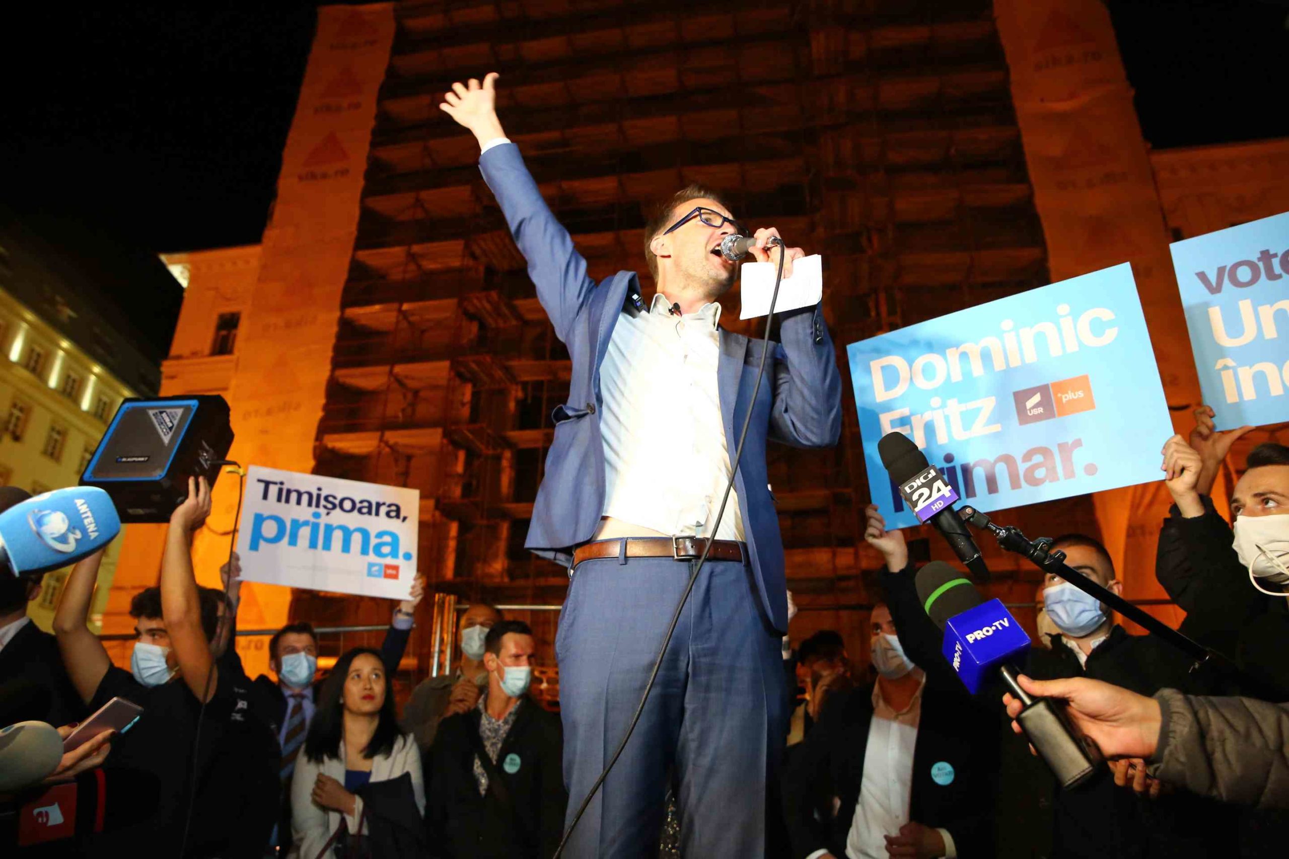 Dominic Samuel Fritz si membrii USR-PLUS sarbatoresc victoria (4)