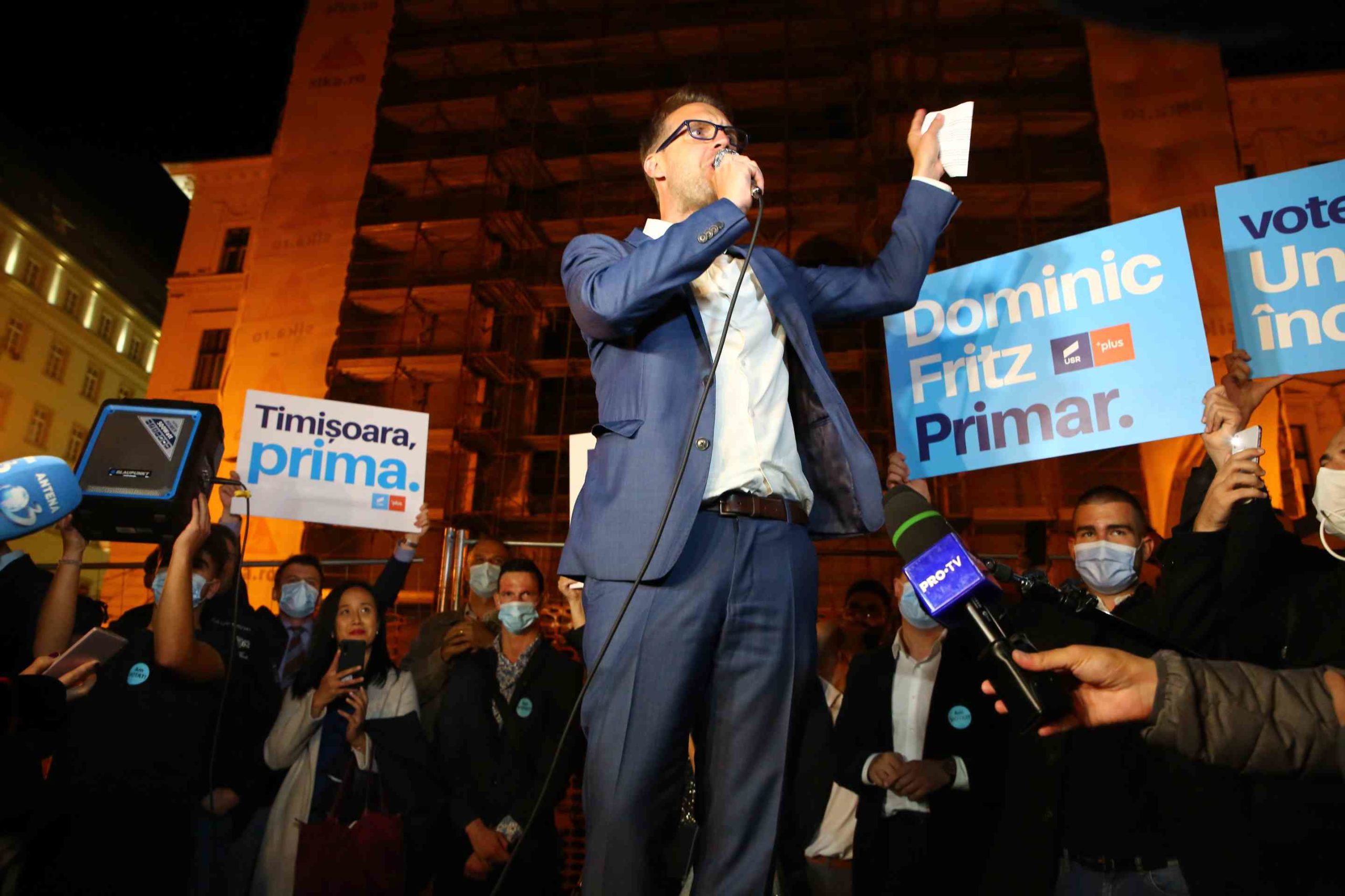 Dominic Samuel Fritz si membrii USR-PLUS sarbatoresc victoria (6)