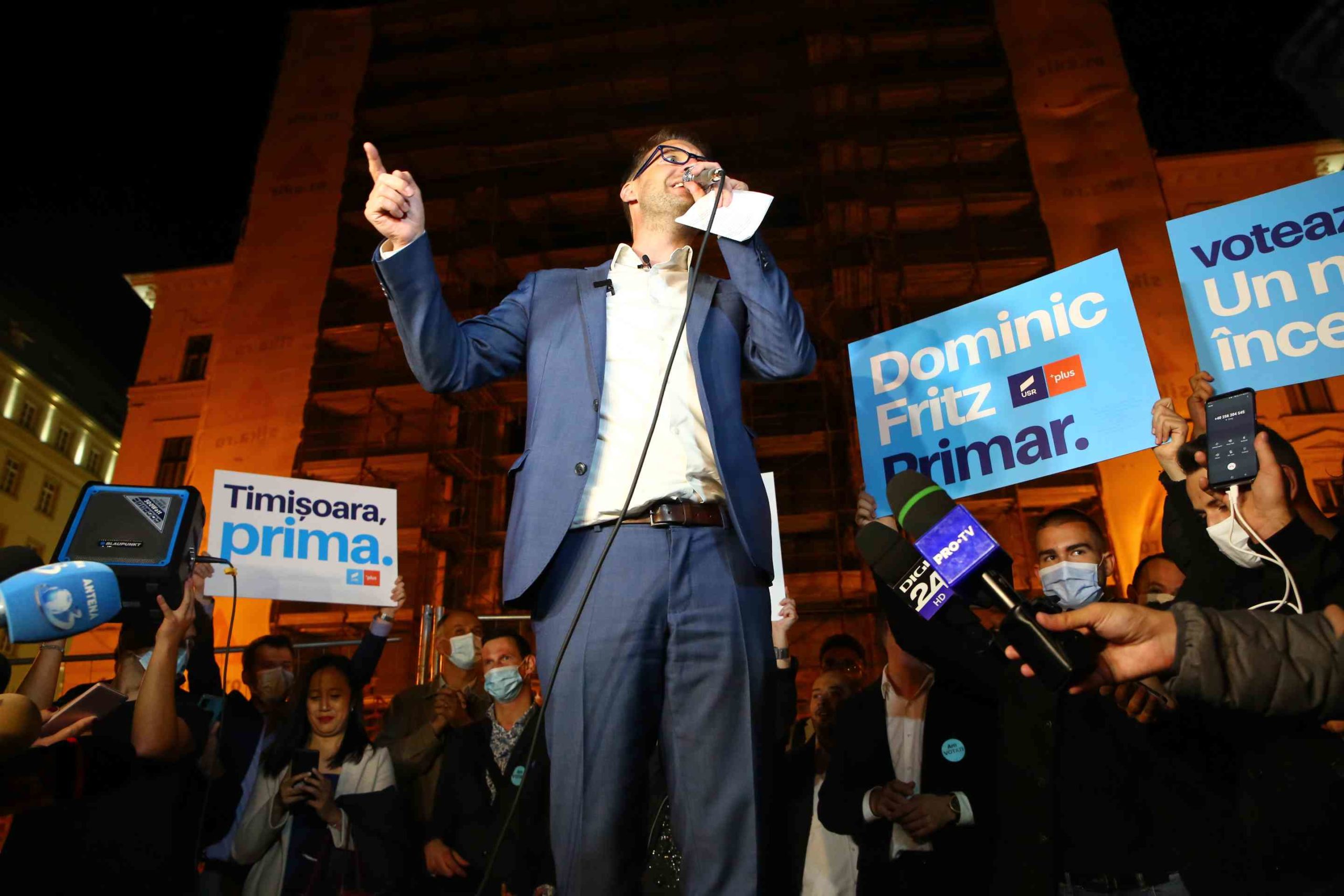 Dominic Samuel Fritz si membrii USR-PLUS sarbatoresc victoria (7)