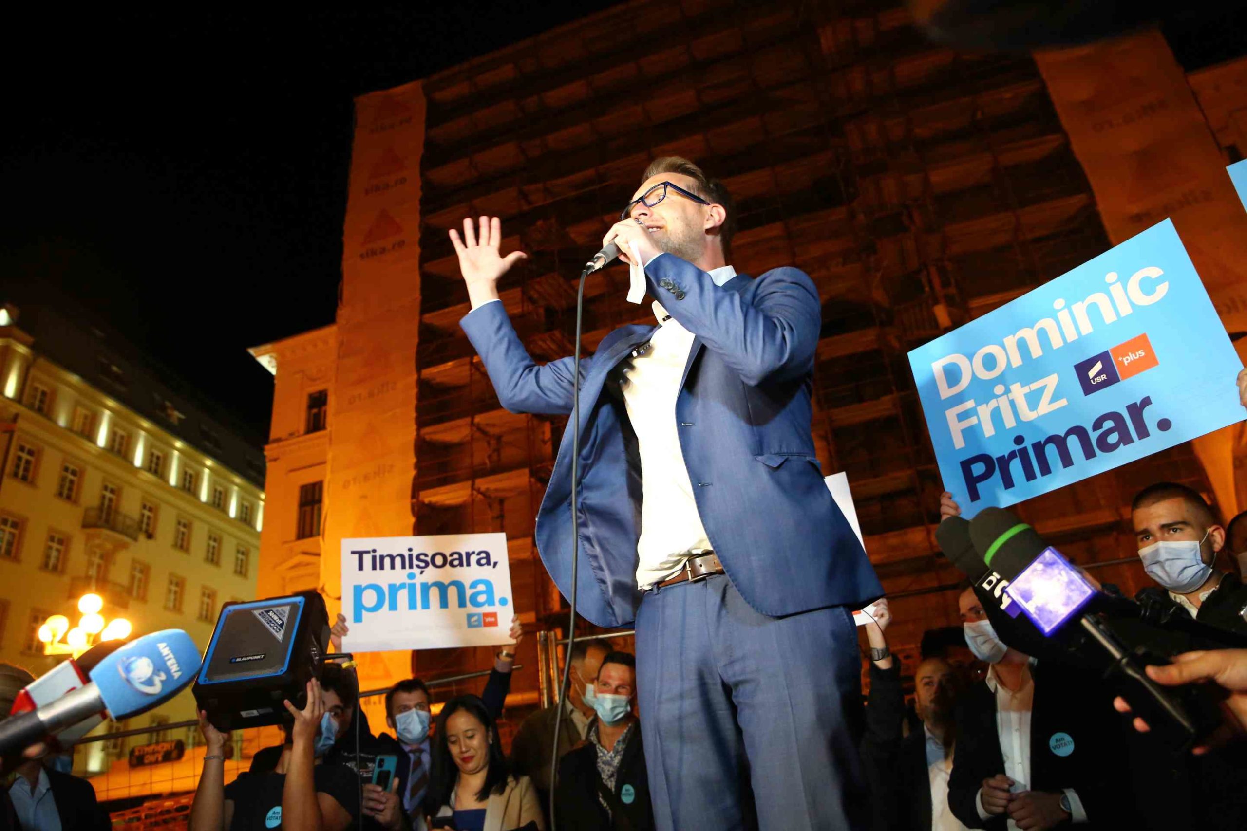 Dominic Samuel Fritz si membrii USR-PLUS sarbatoresc victoria (8)