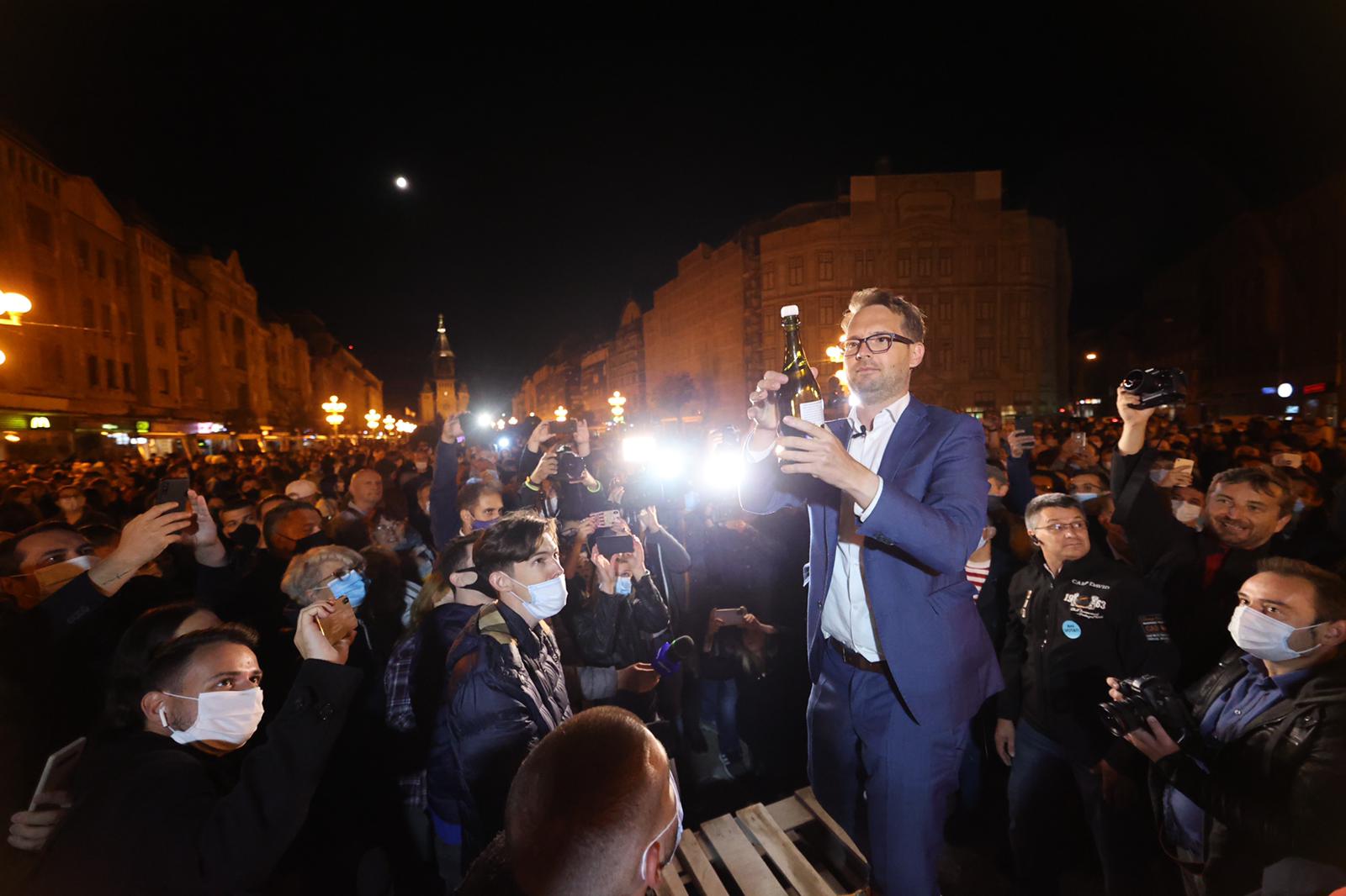 Membrii USR-PLUS si Dominic Samuel Fritz sabatoresc victoria (2)