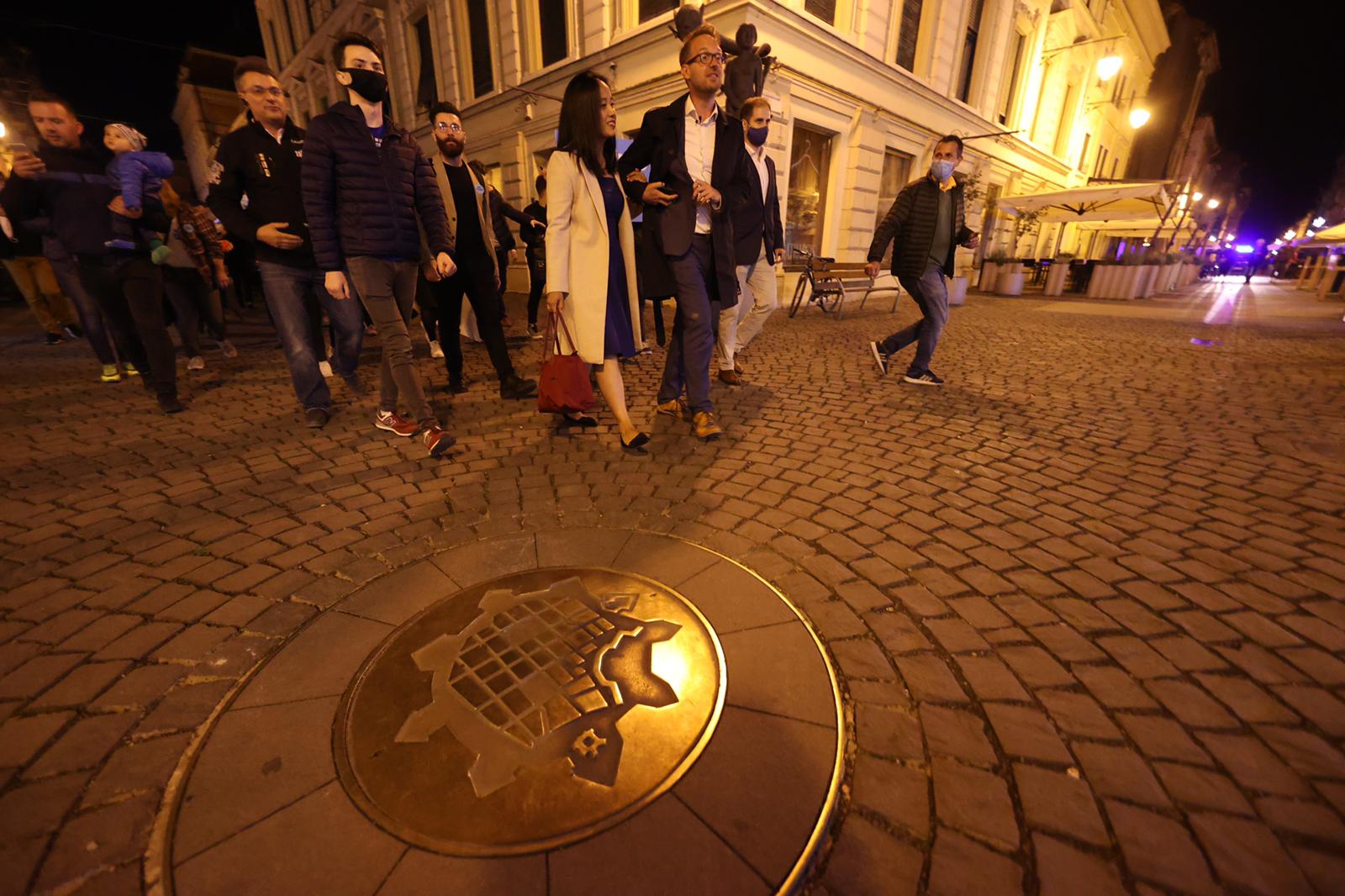 Membrii USR-PLUS si Dominic Samuel Fritz sabatoresc victoria (3)