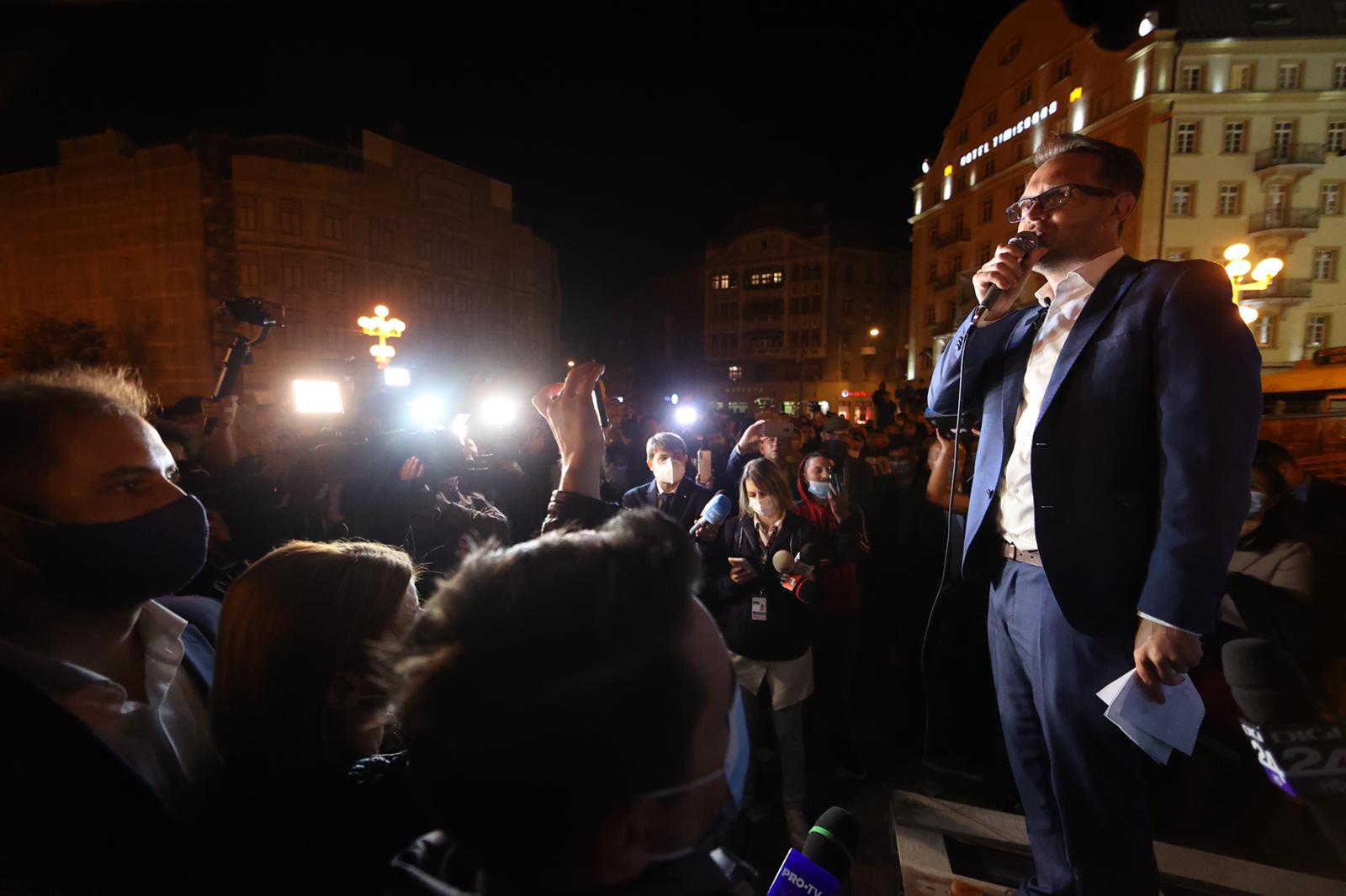 Membrii USR-PLUS si Dominic Samuel Fritz sabatoresc victoria (4)