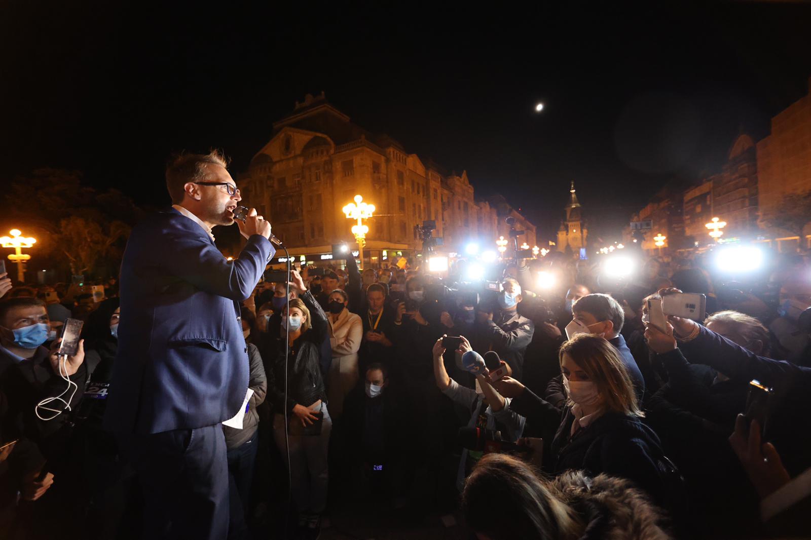 Membrii USR-PLUS si Dominic Samuel Fritz sabatoresc victoria (5)