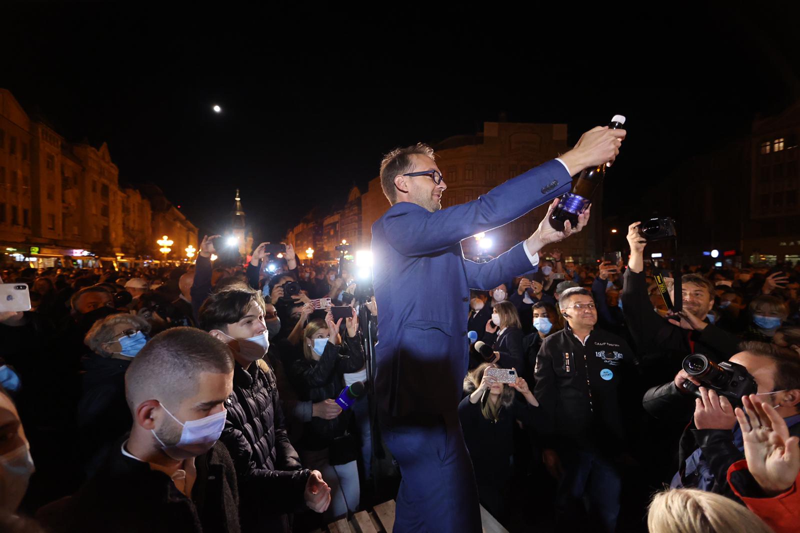 Membrii USR-PLUS si Dominic Samuel Fritz sabatoresc victoria (6)