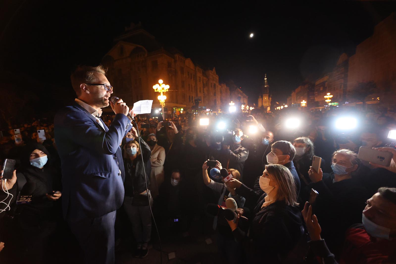 Membrii USR-PLUS si Dominic Samuel Fritz sabatoresc victoria (7)