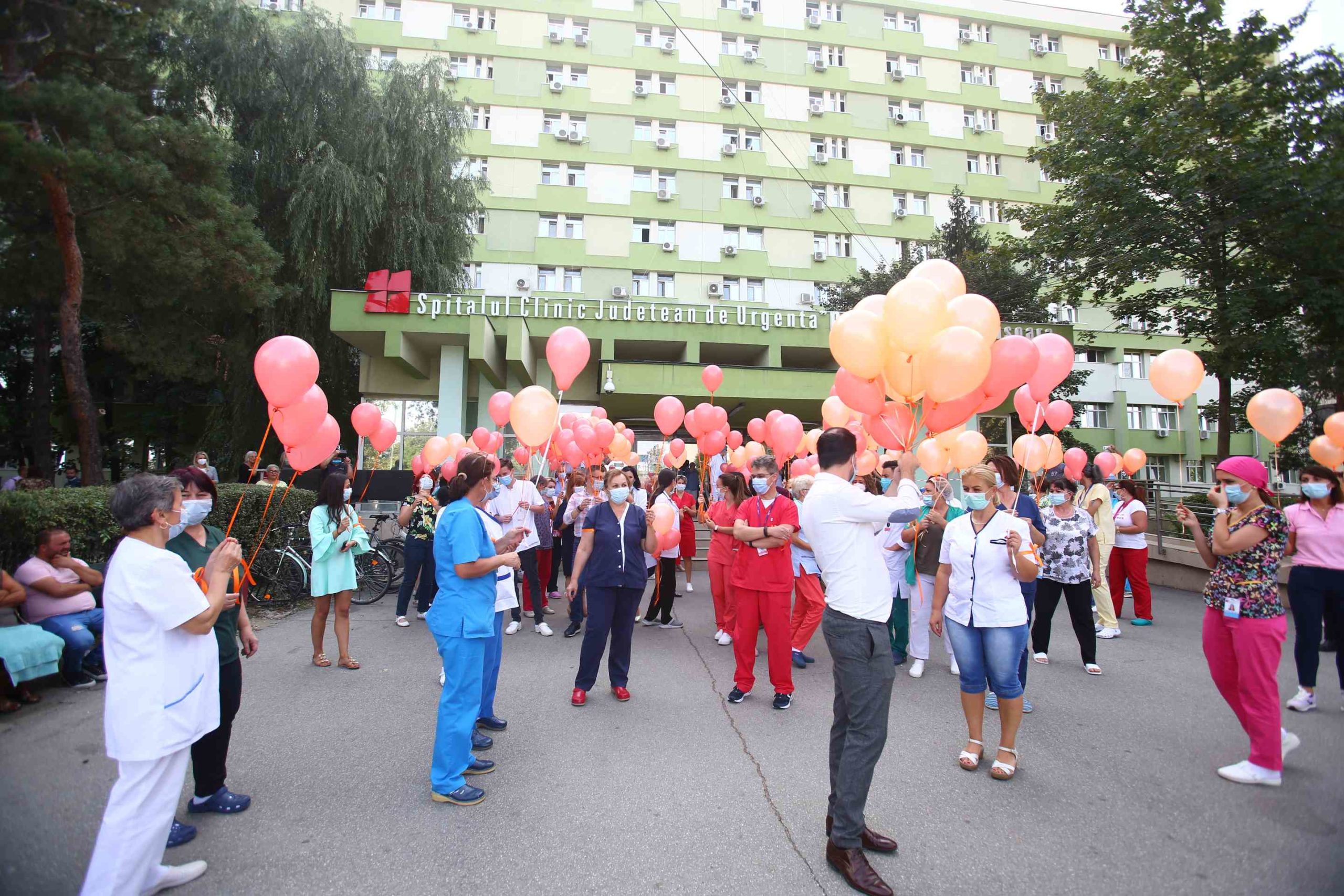 Baloane portocalii lansate în fața Spitalului Județean Timișoara pentru pacienți și aplauze pentru cadrele medicale aflate în lupta cu Covid-19